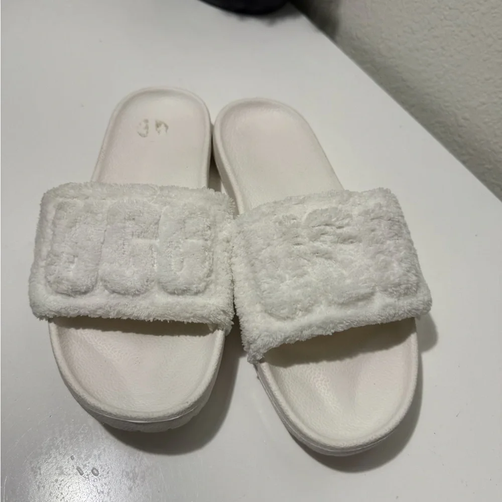 UGG Cream Slippers - Picture 5 of 7